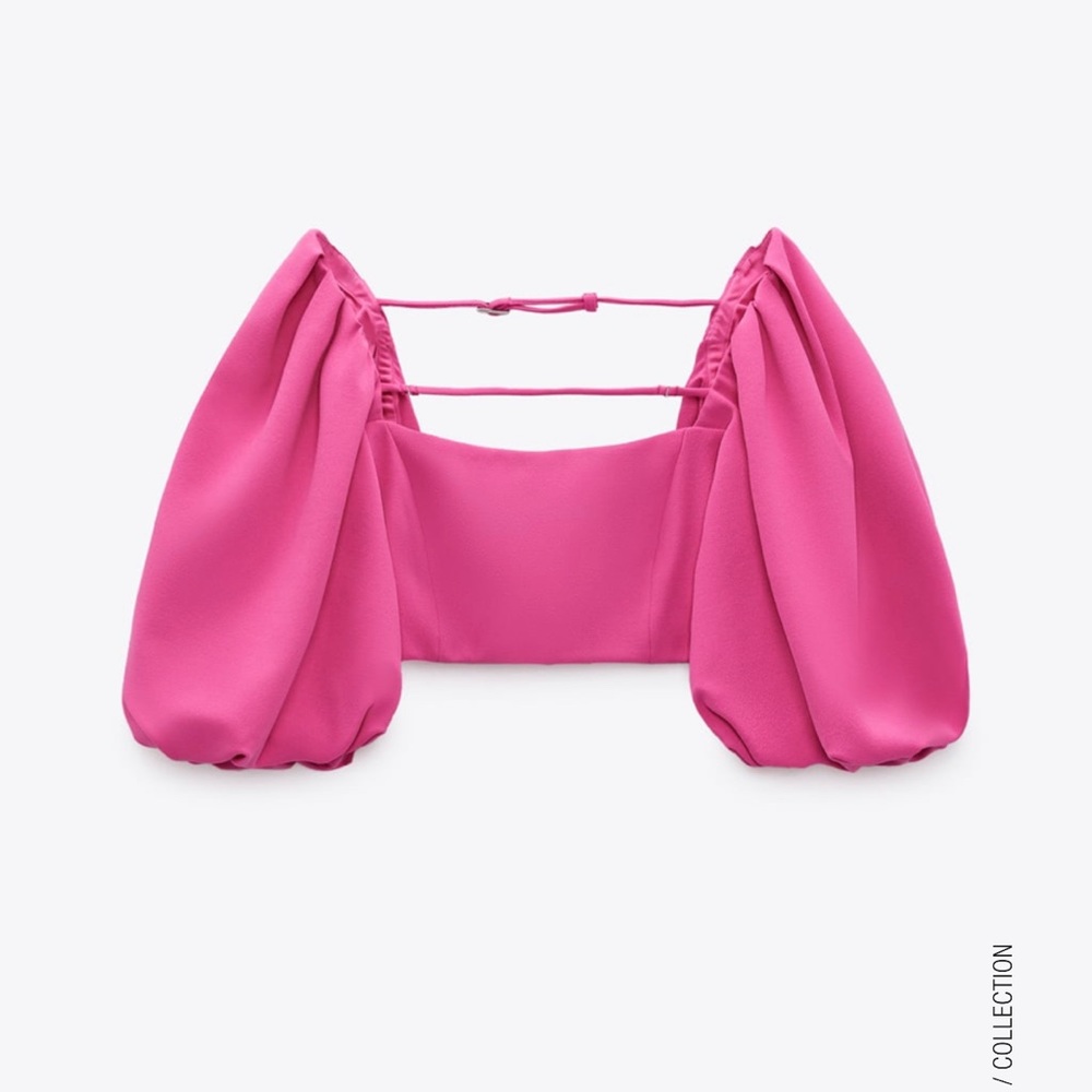 Crop top with square neck, straps, and short ballon sleeves. Adjustable straps.